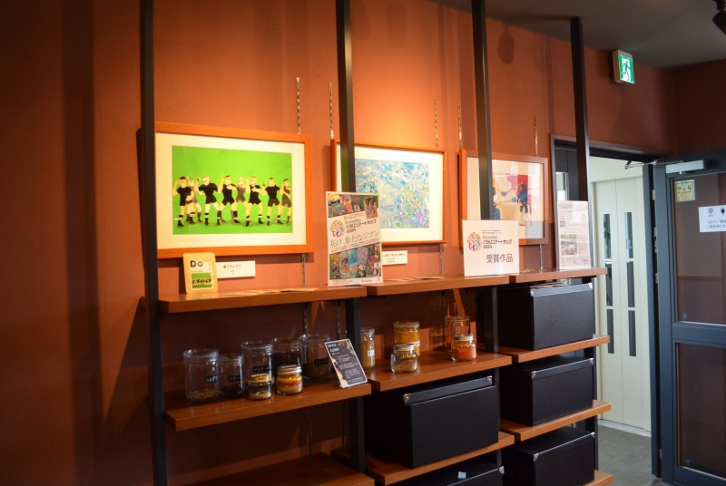 カフェ入口には受賞作の原画が