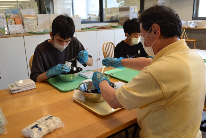 コーヒー豆を袋に収納する