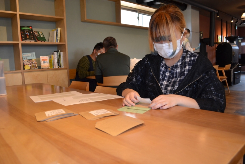 裏面にラベルを貼ります