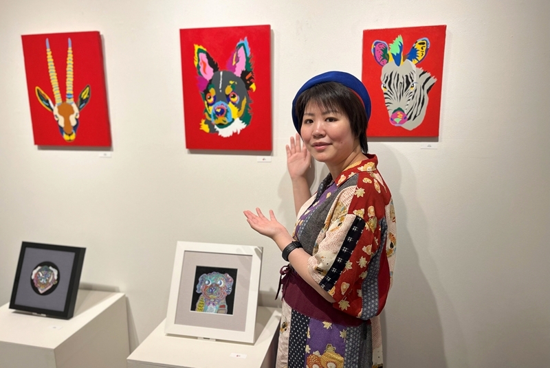 お米を一緒に食べる愛犬の絵と成田さん