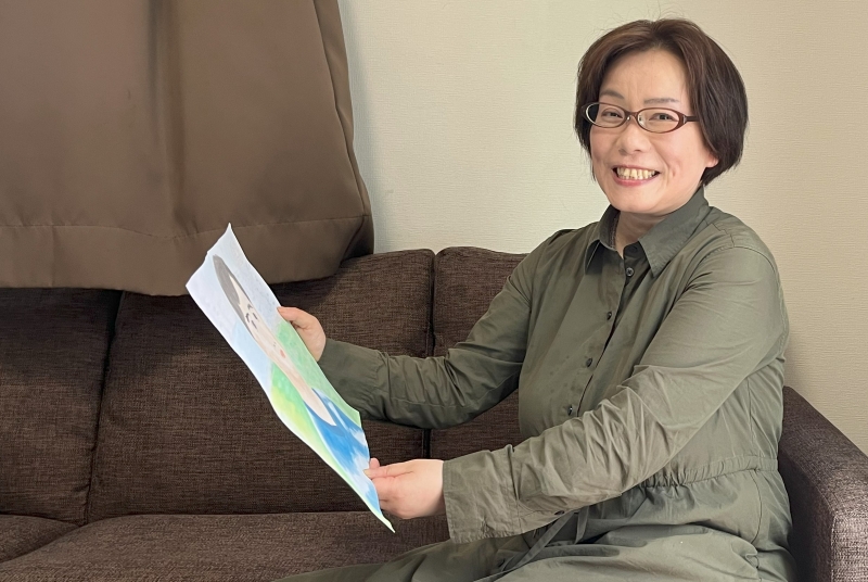 制作中の次回応募予定の作品を手に持つ鈴木さん